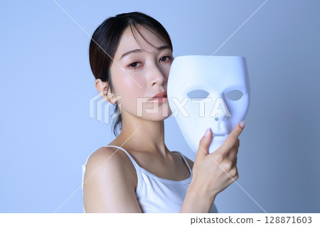 戴著面具的迷人女人：美麗的形象 128871603