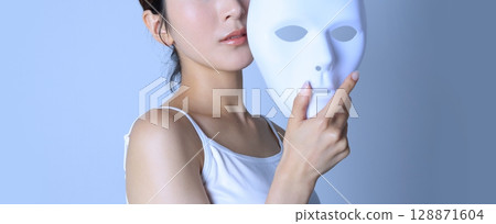 戴著面具的迷人女人：美麗的形象 128871604