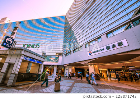 Yokohama cityscape in Japan in the morning... View of SOTETSU Yokohama Station and the entrance/exit of Yokohama Station on the Yokohama Municipal Subway Blue Line 128871742