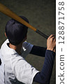 棒球少年練習擊球 128871758