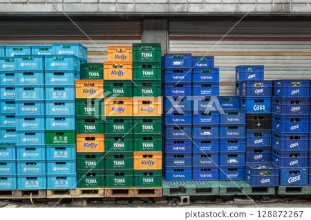 [韓國] 首爾街頭角堆放著一大堆藍色和綠色的啤酒容器 128872267