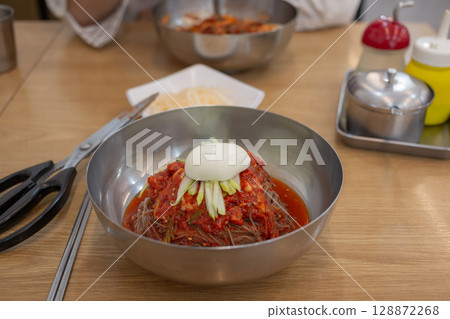 [韓國] 首爾一家餐廳供應鐵碗冷麵、泡菜和溏心蛋 128872268