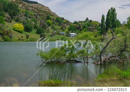 Lakeside view of Lake Tutira in Hawke's Bay, New Zealand 128872823