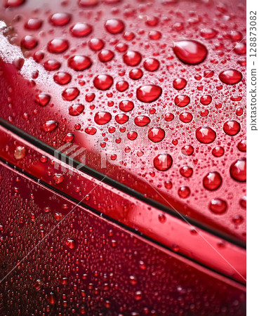 水滴與防水汽車引擎蓋（紅色）的圖像 128873082