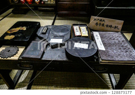Desks and stationery from a Terakoya school in the Edo period 128873177