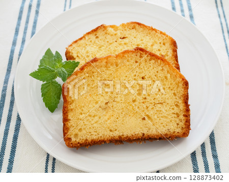 盤子裡的美味磅蛋糕 128873402