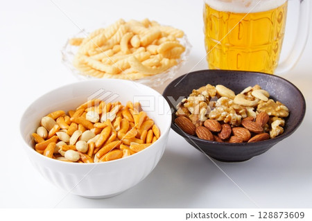 小吃和啤酒 128873609