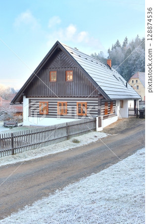 Traditional wooden cottage at the beginning of winter 128874536