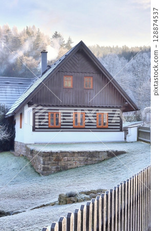 Traditional wooden cottage at the beginning of winter 128874537