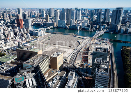 東京灣沿岸的舊築地市場、2021年的築地東京場外市場、正在進行再開發的築地市場舊址 128877395