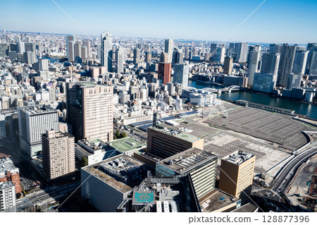 東京灣沿岸的舊築地市場、2021年的築地東京場外市場、正在進行再開發的築地市場舊址 128877396