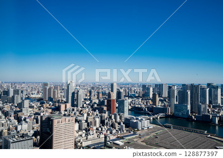 東京灣沿岸的舊築地市場、2021年的築地東京場外市場、正在進行再開發的築地市場舊址 128877397