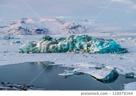 Early morning over Jokulsarlon Glacier lagoon Early morning over Jokulsarlon Glacier lagoon 128878164