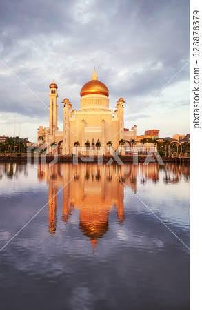 Omar Ali Saifuddien Mosque at sunset, Bandar Seri Begawan, Brunei. 128878379