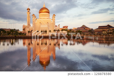 Omar Ali Saifuddien Mosque at sunset, Bandar Seri Begawan, Brunei. 128878380