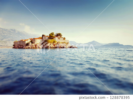 sea 128878395