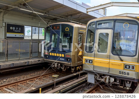 N1000 系列和 5050 系列車並排停放在東山地鐵線藤丘站 128878426