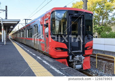 Meitetsu 9500 series train parked at Jurakuen Station 128878903