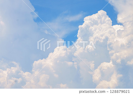 夏日藍天與白色積雨雲 128879021