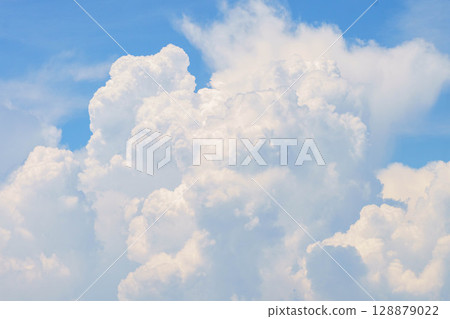 夏日藍天與白色積雨雲 128879022