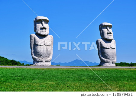Moai statue 128879421