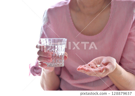 服用口服藥物的老年人 服用口服藥物的老年人 128879637