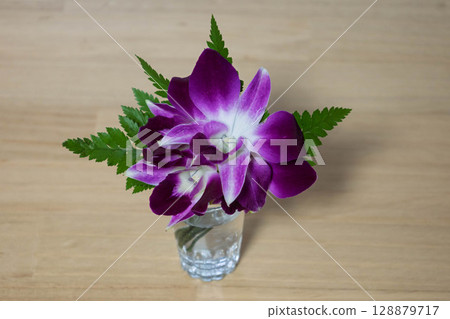 玻璃杯中的花胸花 128879717