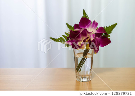 玻璃杯中的花胸花 128879721