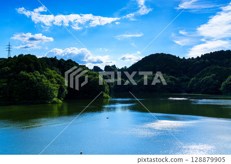 The blue sky and summer clouds rising over Lake Nunome and the lake surface reflecting the summer sky ⑨ 128879905