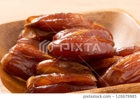 [Tunisian] Pitted dates (dried fruit) 128879985