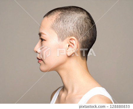 Shaved head woman 128880833