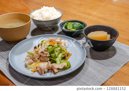 日式晚餐套餐，包括炒蔬菜、米飯和味噌湯 128881152