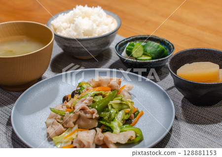 日式晚餐套餐,包括炒蔬菜、米飯和味噌湯 日式晚餐套餐,包括炒蔬菜、米飯和味噌湯 128881153