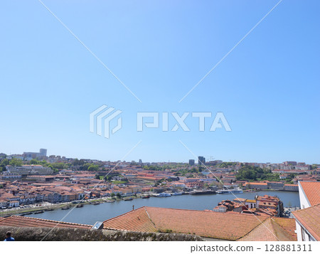 葡萄牙,波爾圖,波爾圖大教堂景觀,杜羅河,月亮 葡萄牙,波爾圖,波爾圖大教堂景觀,杜羅河,月亮 128881311