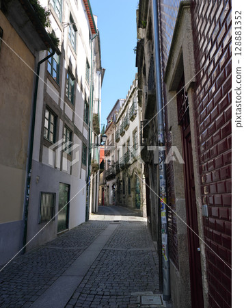 杜羅河附近的小巷,葡萄牙波爾圖,五月 杜羅河附近的小巷,葡萄牙波爾圖,五月 128881352