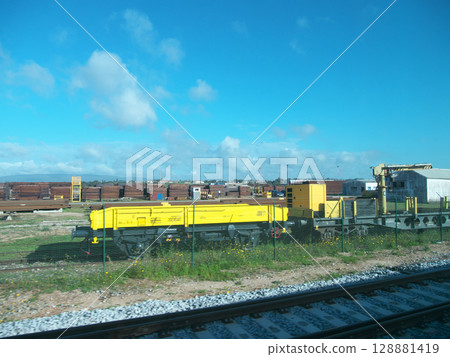 葡萄牙，里斯本-波爾圖火車旅行，火車車窗，五月 128881419