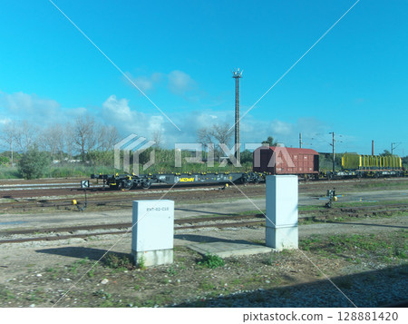 葡萄牙,里斯本-波爾圖火車旅行,火車車窗,五月 葡萄牙,里斯本-波爾圖火車旅行,火車車窗,五月 128881420