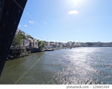 葡萄牙,波爾圖,杜羅河,路易斯一世大橋,五月 葡萄牙,波爾圖,杜羅河,路易斯一世大橋,五月 128881484