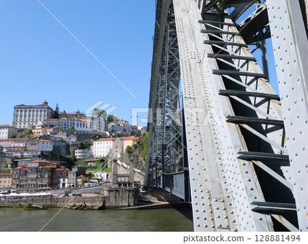 葡萄牙,波爾圖,杜羅河,路易斯一世大橋,五月 葡萄牙,波爾圖,杜羅河,路易斯一世大橋,五月 128881494