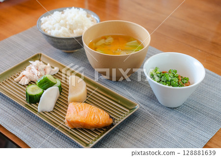包含烤鮭魚、納豆等的健康日式早餐套餐 128881639