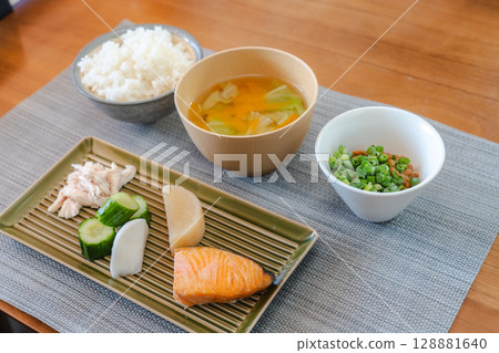 包含烤鮭魚、納豆等的健康日式早餐套餐 128881640