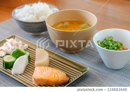 包含烤鮭魚、納豆等的健康日式早餐套餐 128881648