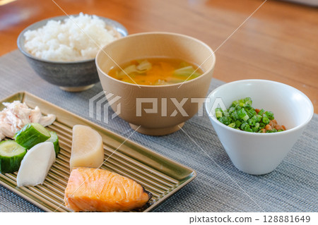 包含烤鮭魚、納豆等的健康日式早餐套餐 128881649