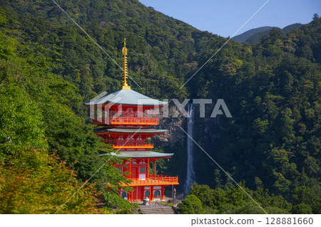 Kumano Nachi Taisha Shrine: Seiganto-ji Temple's Three-story Pagoda and Nachi Falls Kumano Nachi Taisha Shrine: Seiganto-ji Temple's Three-story Pagoda and Nachi Falls 128881660
