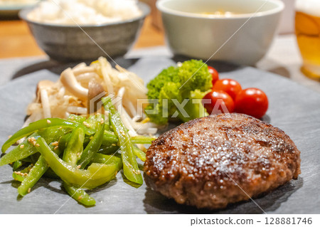 一盤多汁的漢堡牛排和蔬菜裝飾 一盤多汁的漢堡牛排和蔬菜裝飾 128881746
