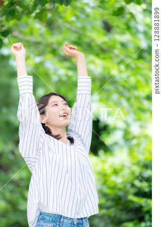 女人，新綠，公園 128881899