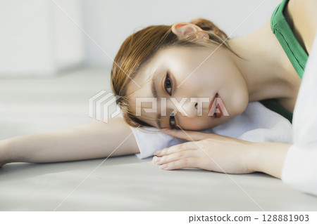 一個女人躺在地板上 128881903