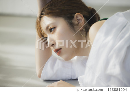 A woman lying on the floor 128881904
