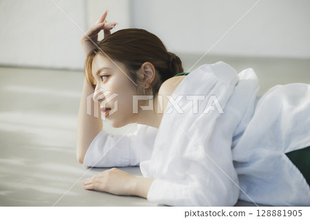 A woman lying on the floor 128881905