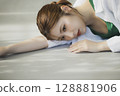 一個女人躺在地板上 128881906